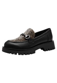 Mocassino in pelle nera con pannello in pelliccia maculata e una fibbia decorativa nera. Suola in gomma nera spessa e testurizzata che offre aderenza.