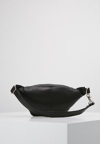 Borsa a mano in pelle nera con una forma rotonda e piatta. Dotata di una tracolla removibile e finiture in metallo argentato. Texture liscia con cuciture sottili.