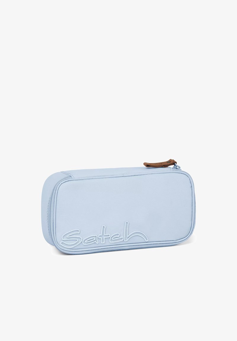 Hellblaues rechteckiges Federmäppchen mit abgerundeten Ecken, Reißverschluss und "Satch"-Logo auf der Vorderseite geprägt.