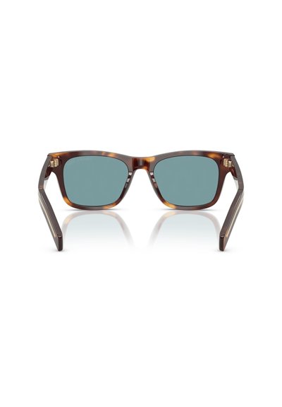 Occhiali da sole tartarugati marroni con lenti quadrate, lenti con sfumatura blu, aste eleganti e dettagli dorati sulla montatura.