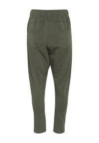 Olijfgroene broek met elastische taille en een relaxed fit; heeft twee achterzakken; gladde textuur en tapering in de broekspijpen.