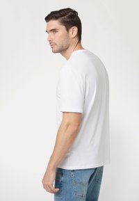 Guess Marškinėliai su spaudiniu - weiß