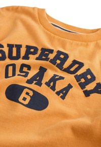 Superdry & Co REGULAR FIT - T-shirt med print - deep yellow