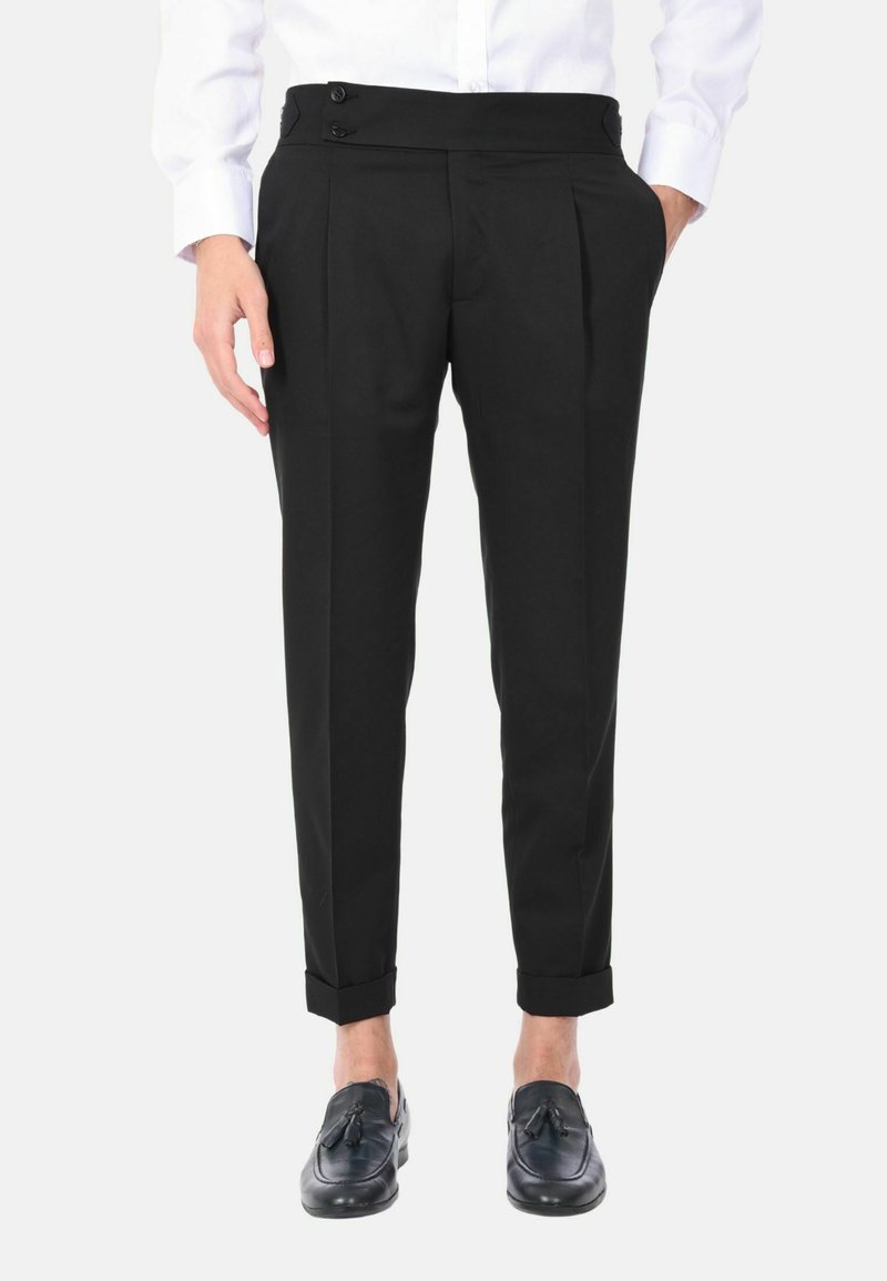Pantaloni neri con una vestibilità su misura, pieghe frontali e una vita alta con chiusura a doppio bottone. Tessuto morbido, orli arrotolati.