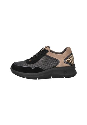 Zapatilla negra y marrón que presenta una mezcla de ante y malla, patrones texturizados y un acento de estampado de leopardo en el talón. Suela acolchada.