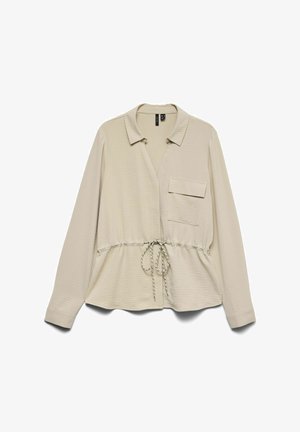 Blouse beige à manches longues avec col, poche poitrine unique avec rabat, et taille à cordon ajustable, présentée à plat sur fond blanc.
