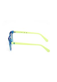 Gafas de sol transparentes azules con un acabado brillante, con patas de color verde claro. Los detalles estampados en las patillas añaden un toque distintivo.