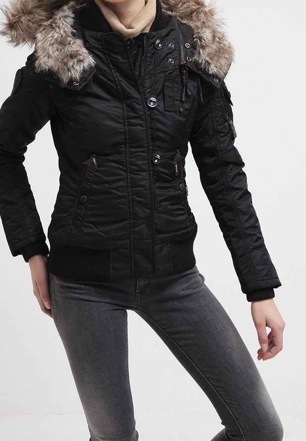 Veste noire à fermeture éclair avec capuche en fausse fourrure, dotée de multiples poches, d'une texture matelassée et de poignets et ourlet côtelés.