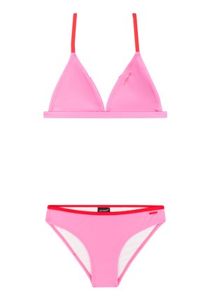 Pinkfarbiger zweiteiliger Bikini mit roten Trägern und Besatz, mit Dreieck-Top und klassischem Slip, auf weißem Hintergrund dargestellt.