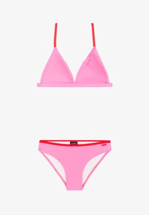Pinkfarbiger zweiteiliger Bikini mit roten Trägern und Besatz, mit Dreieck-Top und klassischem Slip, auf weißem Hintergrund dargestellt.