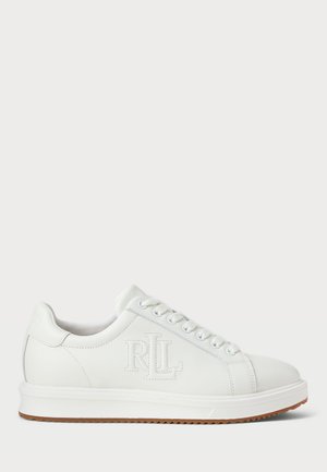 Baskets en cuir blanc avec un bout rond, semelle plate en caoutchouc et un détail de logo en relief sur le côté. Équipées de lacets ronds et d'une texture lisse.