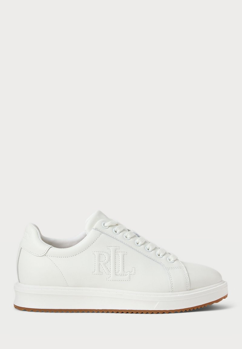 Hvite lær sneakers med rund tå, flat gummisåle og preget logo på siden. Har runde lisser og glatt tekstur.
