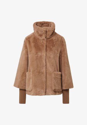 Veste en fausse fourrure marron avec un col haut, deux poches avant et des poignets côtelés marron. Texture douce et design confortable pour apporter de la chaleur.