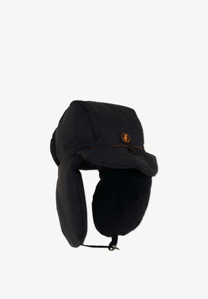 Chapeau de trappeur isolé noir avec rabats d'oreilles, sangle réglable sous le menton et petit logo orange à l'avant.