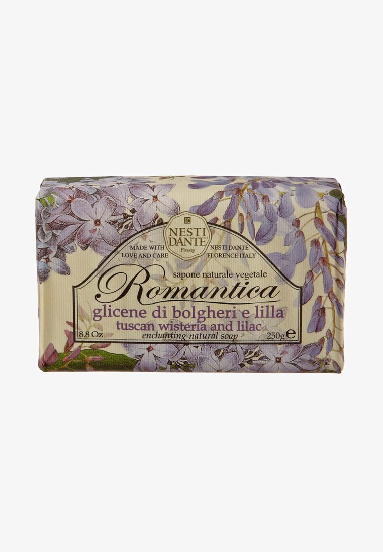 Naturseifenstück in reliefierter Verpackung, verziert mit lila Wisteria-Blüten auf einem cremefarbenen Hintergrund. Das Etikett enthält Produktdetails in eleganter Schrift.