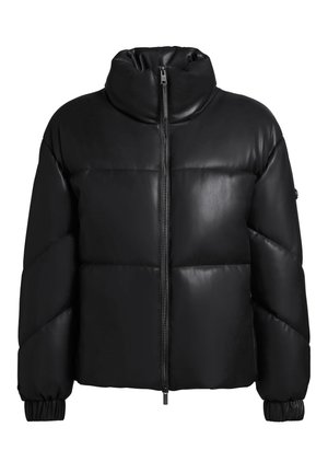 Juodas pūkuotas švarkas, pagamintas iš blizgios medžiagos, turi aukštą apykaklę, užtrauktuką priekyje ir kvadratinį dizainą su elastiniais rankogaliais, kad geriau priglustų.