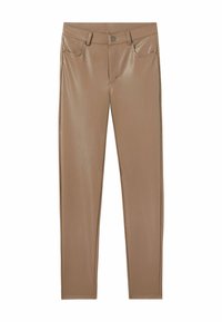 Pantaloni beige in finta pelle con una vestibilità slim, tasche frontali e una vita standard; texture liscia con dettagli di cucitura minimi.
