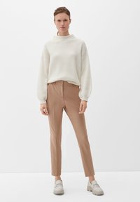 s.Oliver BLACK LABEL Chino - sandstein