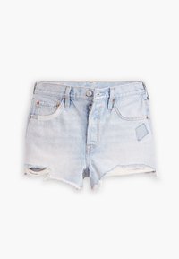 Short en jean bleu clair avec bords effilochés, petits détails de poche, fermeture par bouton et légers patchs d'usure sur le devant.
