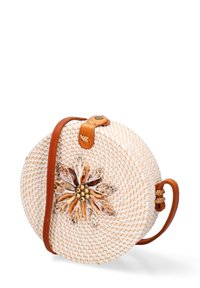 Borsa tonda intrecciata in paglia leggera con una tracolla in pelle beige. Presenta un accent decorativo floreale realizzato con conchiglie e perline sulla parte anteriore.