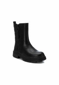 Stivale alla caviglia in pelle nera con suola spessa, cerniera laterale e dettagli con pannelli imbottiti. Texture liscia e design con punta arrotondata.