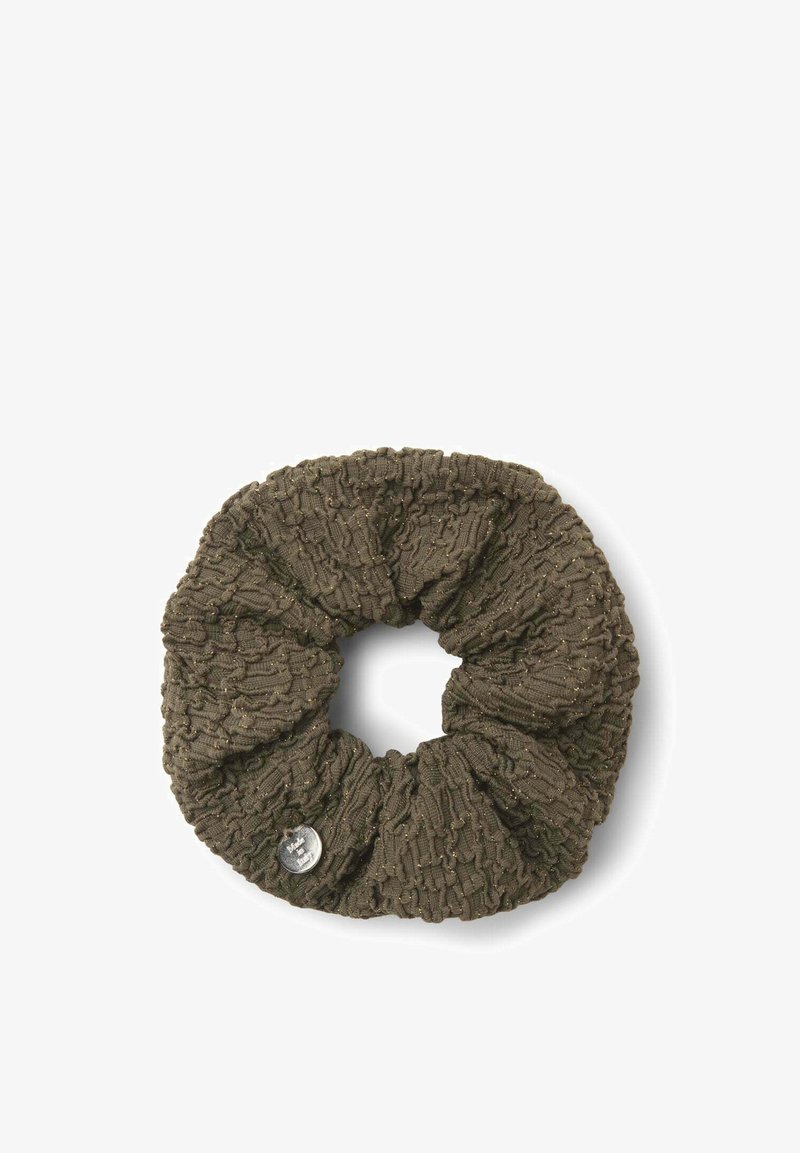 Chouchou en tissu marron texturé avec des fils d'or subtils et une petite étiquette métallique ronde attachée.