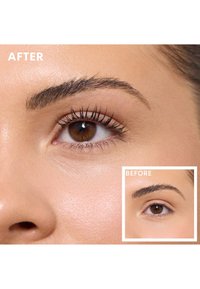 Nära bild av ett brunt öga med fylligare, mörkare ögonfransar efter applicering, med en mindre insats som visar ögat innan med naturligt ljusare fransar.