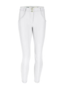 Legging blancs ajustés en matériau extensible avec une texture lisse. Présente une fermeture à bouton et des poches latérales. Design slim et épuré.