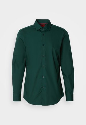 Camicia button-up verde scuro con colletto a punta, maniche lunghe e bottoni neri. Tessuto liscio con minima texture e senza motivi.