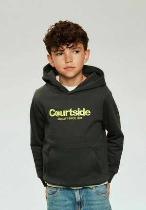 Mørkegrå hettegenser med frontlomme, med gult brodert tekst "Courtside Quality Since 1986." Mykt stoff og avslappet passform.