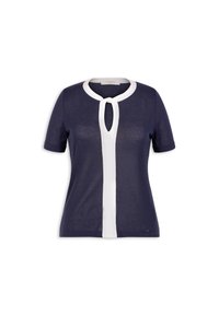 Marinblå kortärmad topp med vit krage och en nyckelhålöppning, stickad textur och diskret varumärkeslogo nära fållen.