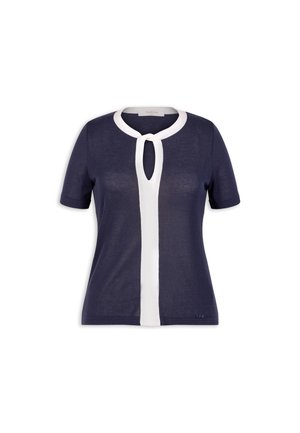 Marineblauw T-shirt met korte mouwen, voorzien van een witte kraag met een keyhole-opening, gebreide textuur en een subtiele merklogo dicht bij de zoom.