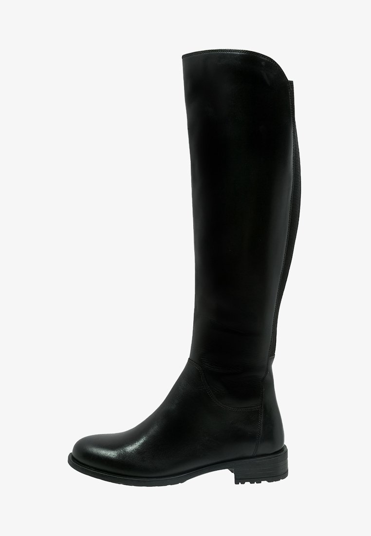 Černá kožená vysoká bota s hladkým povrchem, s plochým podpatkem a elastickým bočním panelem pro snadné obutí.