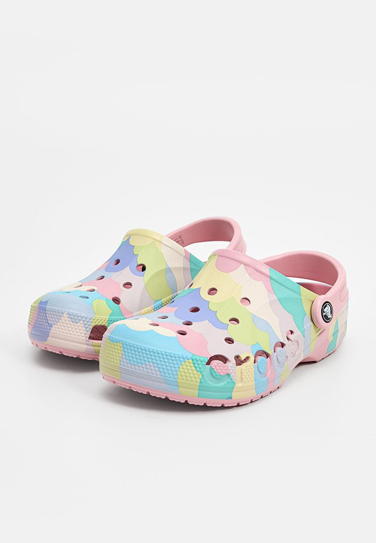 Zoccoli colorati con un design astratto multicolore in tonalità di rosa, blu, verde e crema. Realizzati in materiale leggero, con suola testurizzata.