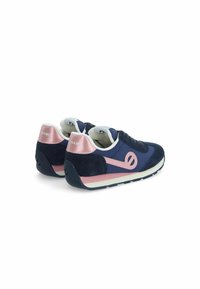 Marineblauwe sneakers met lichtroze accenten, van suede materiaal, ronde neus, gevoerde kraag en rubberen buitenzool met textuurdetails.