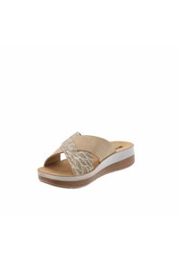 Sandal in tessuto beige a calzata facile con cinturini incrociati; un cinturino presenta un motivo a foglia strutturato. Soletta imbottita e outsole a zeppa bassa.