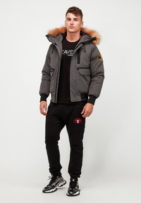 Zavetti Canada ZAVETTI CANADA ABELLI 2.0 HOODED BOMBER JACKET - Casaco de inverno - aspahlt