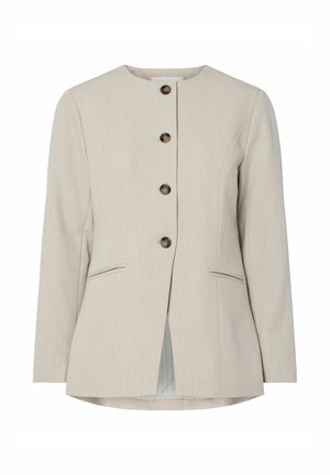 Blazer beige a medida con escote redondo, cinco botones metálicos, dos bolsillos frontales y corte recto con una parte trasera ventilada.