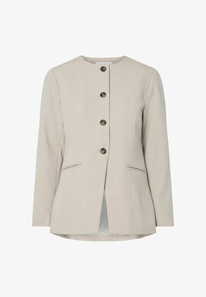 Beige op maat gemaakte blazer met een ronde halslijn, vijf metalen knopen, twee voorzakken en een rechte snit met een geventileerde achterkant.