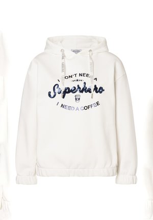 Weißer Kapuzenpullover mit Kordelzug und dem Text "Ich brauche keinen Superhelden, ich brauche Kaffee" sowie einer Kaffeetassen-Grafik auf der Vorderseite.