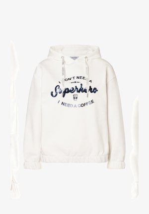 Weißer Kapuzenpullover mit Kordelzug und dem Text "Ich brauche keinen Superhelden, ich brauche Kaffee" sowie einer Kaffeetassen-Grafik auf der Vorderseite.