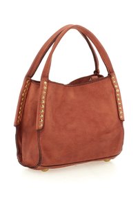 Borsa in suede marrone con due manici, decorata con borchie dorate lungo i bordi dei manici e un corpo morbido e strutturato.