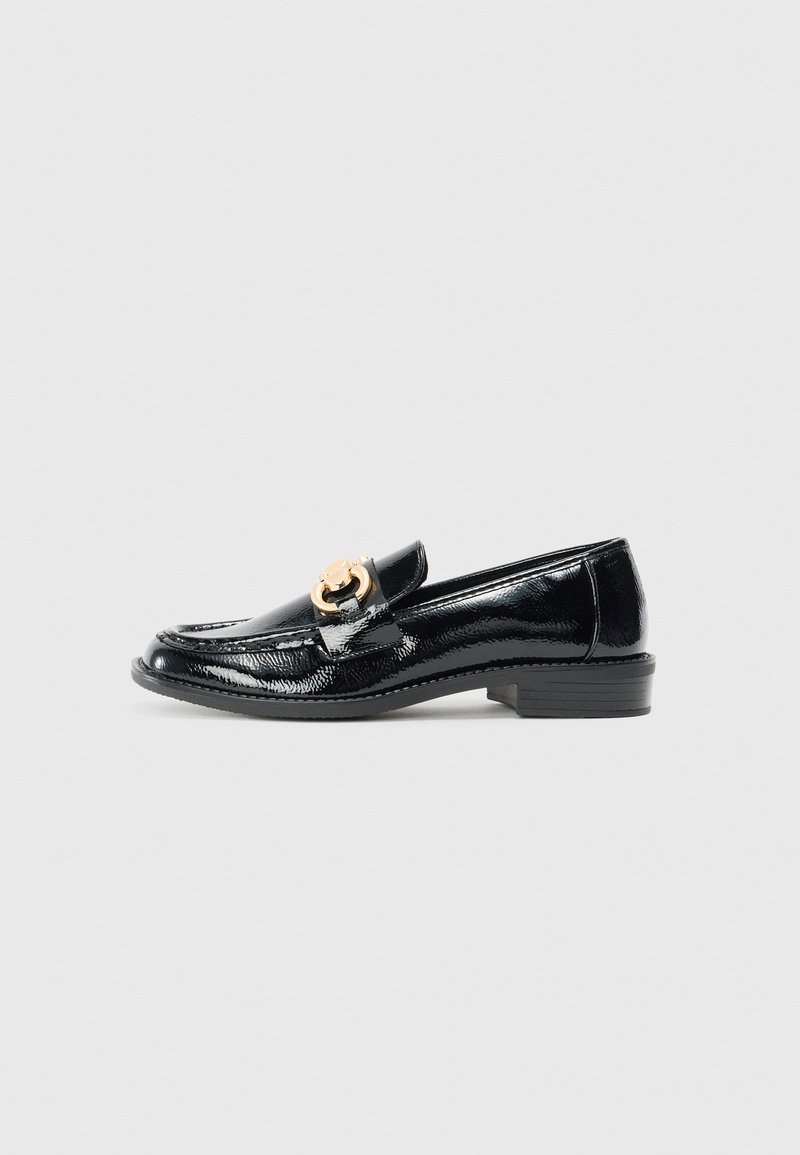 Mocasines de charol negro con punta redonda, acento de hardware dorado, tacón bajo y textura suave. Diseño elegante y minimalista.