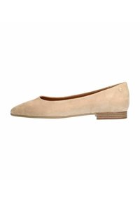 Beige suede ballerina met een lage, gestapelde houten hak, puntige neus en minimale details, met een subtiele gouden accent op de hak.