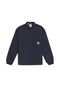 Navyblauwe jas van lichtgewicht stof, met een drukknoopsluiting, elastische manchetten en een klein logopatch op de linkerkant van de borst.
