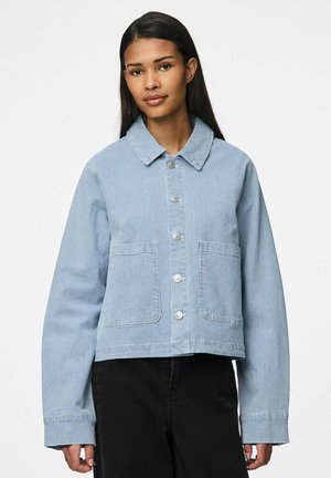 Veste en denim à rayures bleues avec un col, fermeture à boutons sur le devant et deux poches à l'avant. Présente des manches longues et une coupe courte.