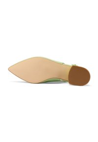 Scarpa verde a punta con tomaia in pelle liscia, cinturino sottile alla caviglia e suola beige strutturata. Presenta un design a bassa scollatura per un aspetto raffinato.
