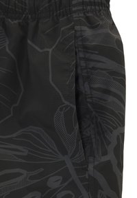 Črne kratke hlače iz lahkega materiala, z diskretnim listnim vzorcem v temnejših tonih. Imajo elastičen pas in stranske žepe.