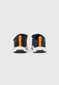 Αθλητικά παπούτσια ναυτικού μπλε με λευκή σόλα, με πορτοκαλί λουράκι στο τακούνι και γκρι λεπτομέρειες. Κατασκευασμένα από συνθετικό υλικό με λεία υφή.