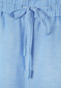 Lichtblauwe sweatshorts met trekkoord, gemaakt van textuurstof. Beschikt over een elastische tailleband en blauwe toggles aan de uiteinden van het trekkoord.